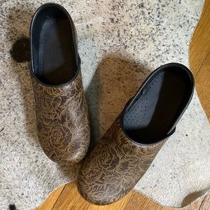 Sanita Brown subtle sparkle clogs